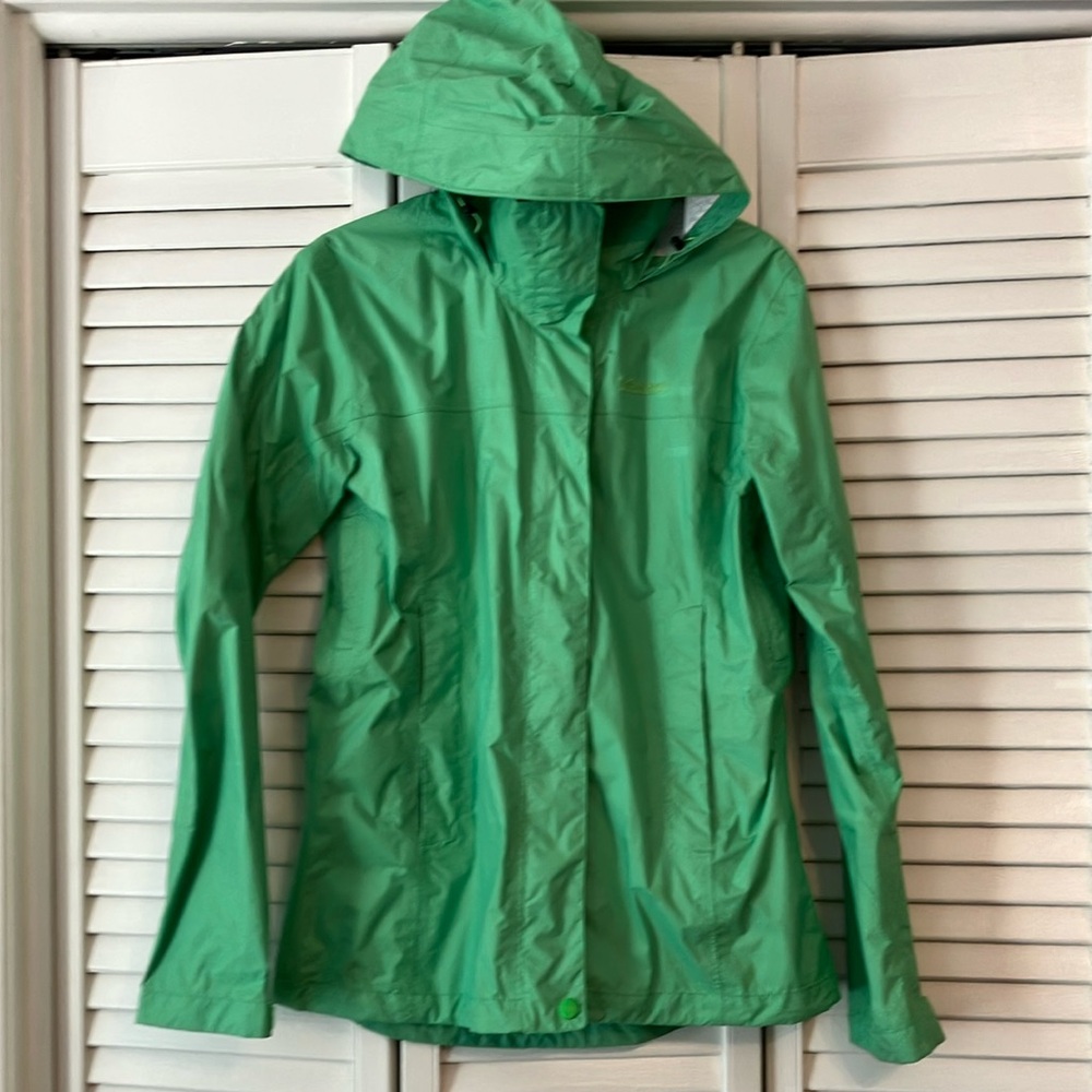Marmot Green Rain Jacket with Hood and Water-Resistant Finish